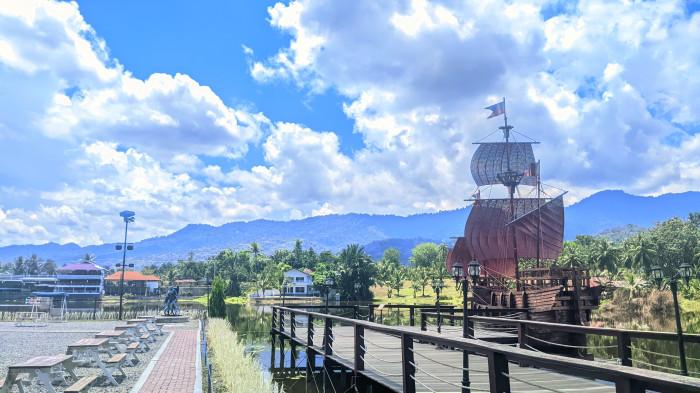 WISATA DANAU -- Keindahan Danau Perintis di Desa Huluduotamo, Kecamatan Suwawa, Bone Bolango, Provinsi Gorontalo, Minggu (5/10/2025). Meski suasana masih sepi di pagi hari, destinasi wisata ini tetap menjadi pilihan favorit warga Gorontalo untuk menikmati keteduhan alam dan keindahan senja di akhir pekan.
