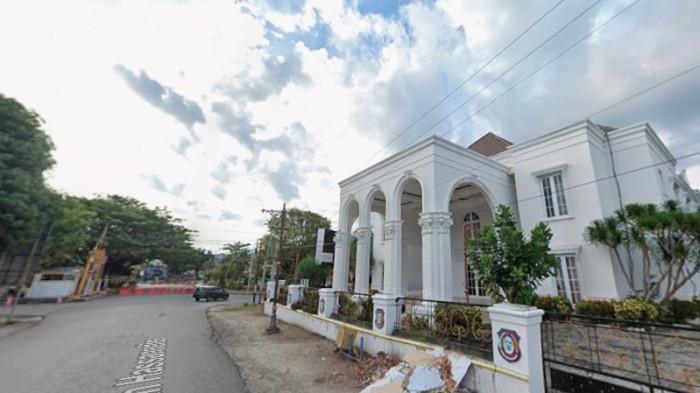 360 - Gedung Bele Li Mbui beralamat di Jl. Sultan Hassanudin, Kelurahan Tenda