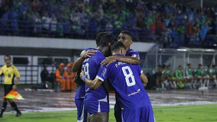 SELEBRASI- Pemain Persib Bandung selebrasi merayakan kemenangan. Persib perpanjang jarak poin hingga pekan ke 27 Super League 2025/26, setelah mengalahkan tim tamu Bali United di Stadion Gelora Bandung Lautan Api, Minggu 12 April 2026.