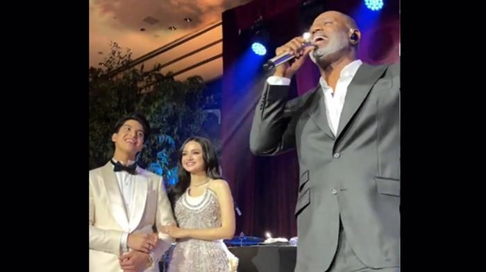 Kehadiran Brian McKnight menjadi kado istimewa bagi El Rumi dan Syifa Hadju serta para tamu