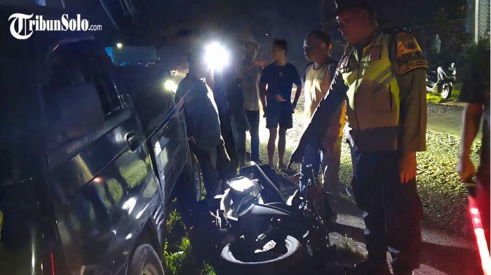 KECELAKAAN - Adu banteng pick up Suzuki Futura dan Yamaha Mio J di Jalan Raya Purwantoro–Ponorogo, tepatnya di Dusun Kasihan RT 2/RW 1, Desa Joho, Kecamatan Purwantoro, Wonogiri, Minggu (26/4/2026) malam. Mobil pick up tersebut dikemudikan oleh seorang pelajar berinisial MHU (15)