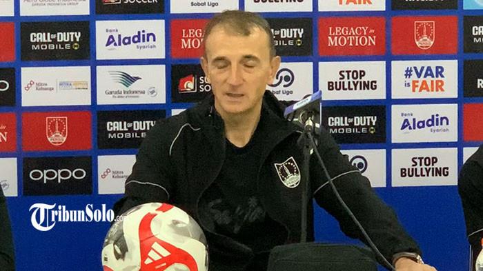 MODAL LAWAN PERSIJA - Pelatih Persis Solo, Milomir Seslija atau Milo, dalam jumpa pers usai meraih kemenangan atas Bhayangkara Lampung FC dalam lanjutan Super League 2025/2026 di Stadion Manahan Solo, Rabu (22/4/2026) sore. Milo mengatakan kemenangan ini menjadi modal anak asuhnya menghadapi Persija Jakarta.