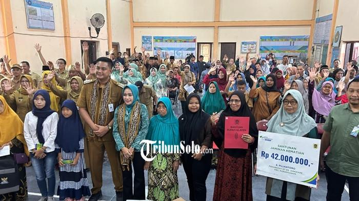 SAMBUNG RASA - Bupati Hamenang, saat melakukan sambung rasa di Desa Jungkare, Kecamatan Karanganom, Kabupaten Klaten, Jawa Tengah, Selasa (21/10/2025). Di momen tersebut, warga mengeluhkan soal pertanian dan peternakan kepada Hamenang.