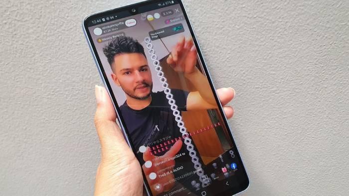 JUALAN DI TIKTOK - Ilustrasi live tiktok untuk berjualan. Simak 6 tips agar dagangan cepat laku dan omzet meroket.