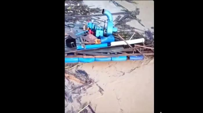 TERSERET BANJIR - Dompeng yang digunakan untuk aktivitas penambangan emas tanpa izin di Kabupaten Sarolangun, Jambi terseret banjir pada Sabtu-Minggu (25-26/4/2026)