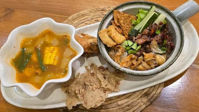 Menu sayur asem di Canting Londo Kitchen berlokasi di Jalan Dr. Rajiman No.525, Laweyan, Kec. Laweyan, Kota Surakarta, Jawa Tengah