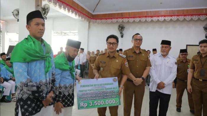 Rendy Mangkat melepas 48 CJH sekaligus menyerahkan bantuan transportasi