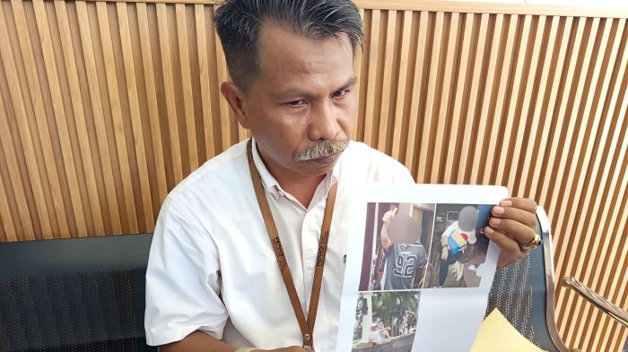 AJARAN SESAT - Kuasa hukum para korban, Djoko Susanto, saat menunjukan foto terduga pelaku 