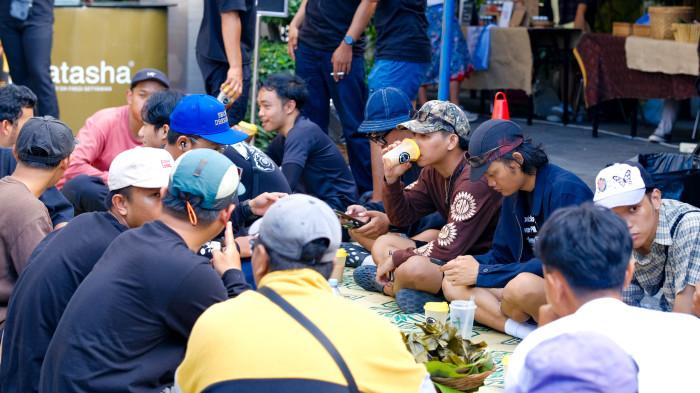 Pasar Wiguna Kaping 102 bertajuk “Sukaria” sukses menyulap VRATA Hotel menjadi ruang temu lintas generasi dan komunitas.