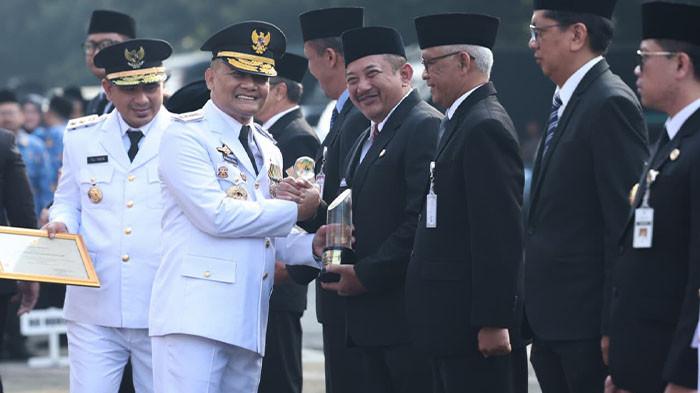 Gubernur Jateng Ahmad Luthfi saat menyerahkan piagam penghargaan