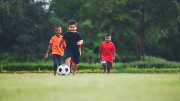Ilustrasi anak-anak bermain sepak bola
