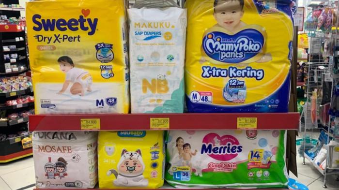 KATALOG PROMO JSM - Deretan merek popok bayi yang berada di Alfamart, Klodran, Colomadu pada Sabtu (7/2/2026).