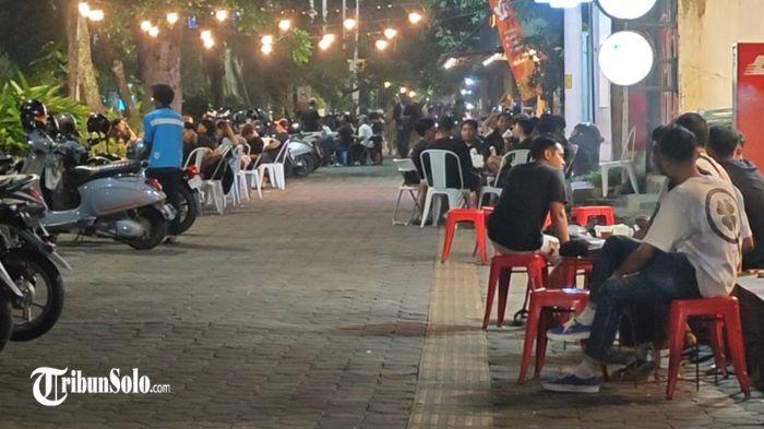 TUAI PROTES - Ilustrasi Meja kursi coffee shop di Jalan Slamet Riyadi, belum lama ini. Kebijakan Pemerintah Kota Solo yang melarang takjil, sementara sejumlah coffee shop diperbolehkan menaruh meja dan kursi di trotoar atau city walk dipertanyakan. Situasi ini bahkan sempat memicu ketegangan antara ormas dan Satpol PP di kawasan Jalan Dr. Rajiman, tepatnya di depan Pasar Klewer, Rabu (18/2/2026).