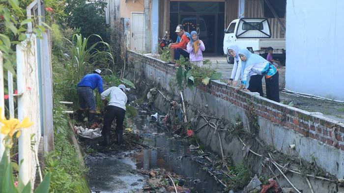 GOTONG ROYONG -- Wakil Wali Kota Pangkalpinang Dessy Ayutrisna, saat menghadiri kegiatan gotong royong bersama warga Kelurahan Batin Tikal, di Halaman Kantor Lurah Gedung Nasional, Jumat (17/04/26).