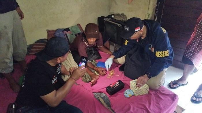 BARANG BUKTI - Unit Reskrim Polsek Tembuku, Bangli, Bali mengungkapkan kasus pencurian emas. Pelaku menunjukkan barang bukti emas yang dicurinya.
