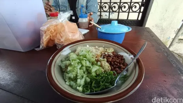 Bubur ayam pakai mentimun di Tasikmalaya.