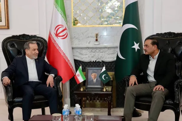 Quan chức Mỹ: Iran đưa đề xuất mới mở cửa eo biển Hormuz, hoãn đàm phán hạt nhân - Ảnh 1.