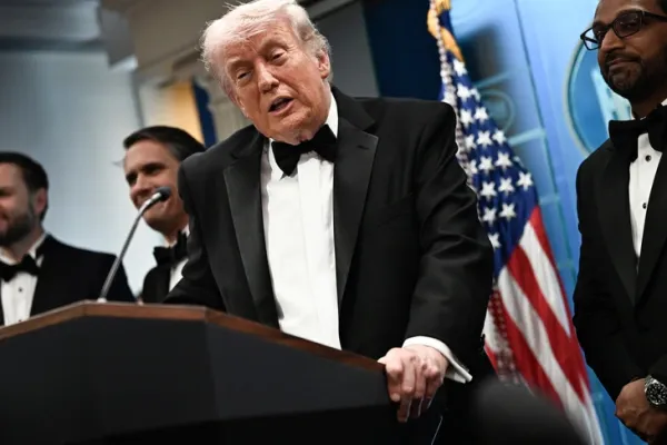 Ông Trump nhắc cần xây 'phòng khiêu vũ tối mật' tại Nhà Trắng sau vụ nổ súng - Ảnh 1.