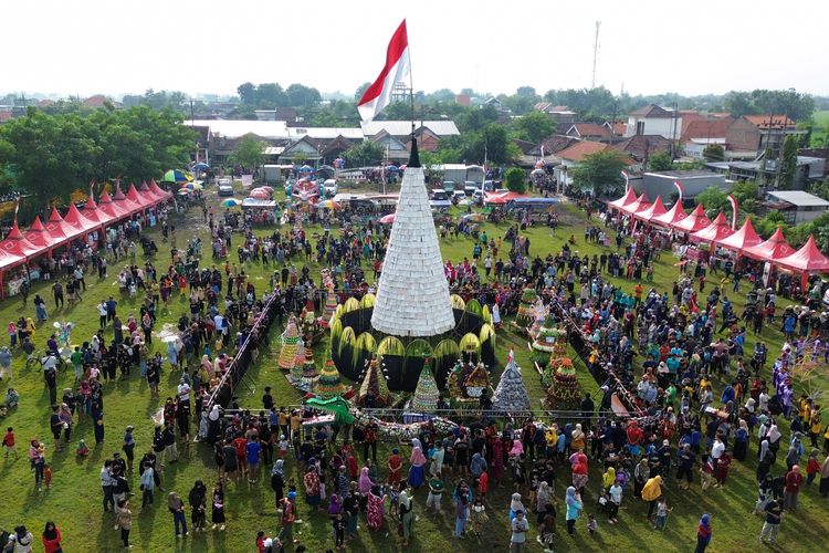Tradisi Ruwat Desa di Sidoarjo, Warga Rebutan Tumpeng Tempe Setinggi 9 Meter