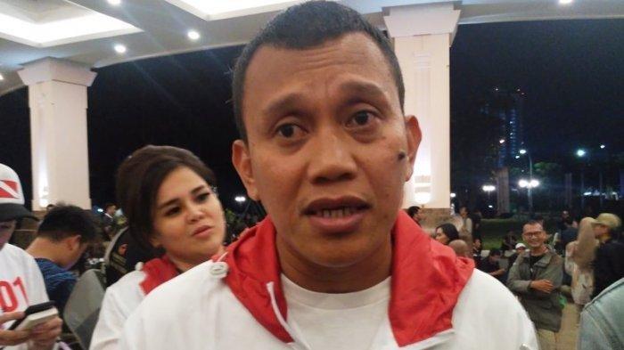 Wakil Ketua Tim Kampanye Nasional (TKN), Abdul Kadir Karding berikan keterangan mengenai pemberian sorban hijau dan Tasbih dua ulama kepada Presiden Jokowi, di sebuah hotel, Jalan Jenderal Gatot Subroto, Jakarta Selatan, Sabtu (13/4/2019).