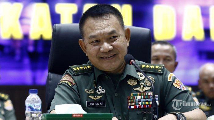 SOSOK DUDUNG ABDURACHMAN- eks Jenderal TNI Dudung Abdurachman saat merespon permintaan maaf anggota Komisi I DPR Effendi Simbolon terkait penyataan yang kontroversialnya beberapa waktu lalu di kantor Mabesad, Gambir, Jakarta Pusat, Kamis (15/9/2022). KSAD TNI Jenderal (Purn) TNI Dudung Abdurachman disorot karena berhasil melunakan Hercules untuk meminta maaf kepada para purnawirawan TNI