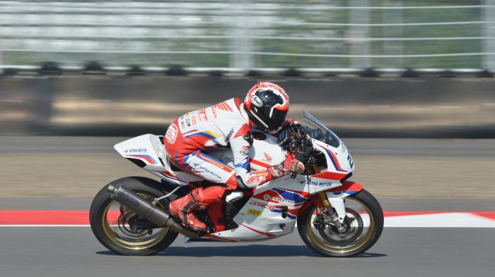 Andi Gilang (tengah) berhasil menyapu bersih podium pertama pada Race 1, Race 2, serta Superpole di kelas NS250cc yang berlangsung pada Sabtu–Minggu, 25–26 April 2026.