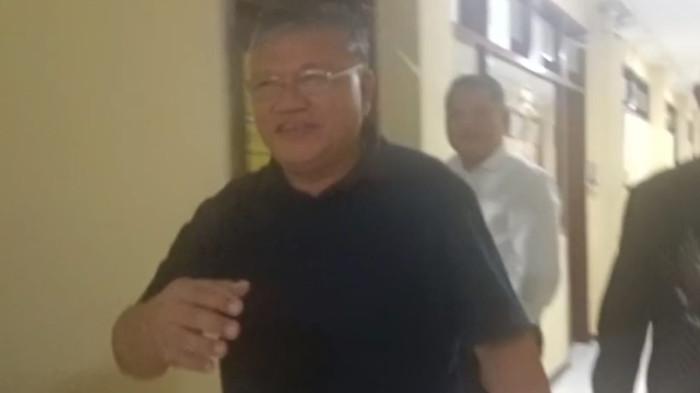DIPERIKSA - Mantan Ketua Sinode GMIM Pdt Hein Arina memenuhi panggilan penyidik Subdit Kamneg Ditreskrimum Polda Sulut dalam pengusutan kasus dugaan penggelapan uang 5,2 M dana milik dua yayasan GMIM, Senin (27/4/2026). Amatan Tribunmanado.com, Arina datang ke Polda mengenakan kemeja hitam.