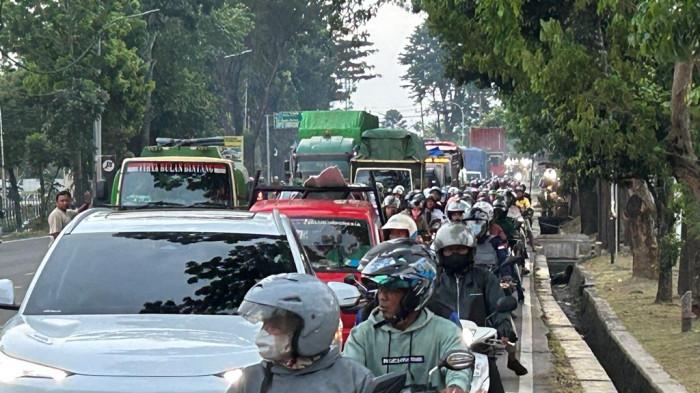 KEPADATAN MENGULAR - Kepadatan kendaraan mengular di jalur menuju arah Ungaran di Jalan Perintis Kemerdekaan, Banyumanik, Kota Semarang, Senin (27/4/2026) sore. Kemacetan terjadi akibat kecelakaan truk yang menabrak median jalan di depan Makodam IV/Diponegoro sehingga sebagian badan jalan terhambat dan proses evakuasi berlangsung. 