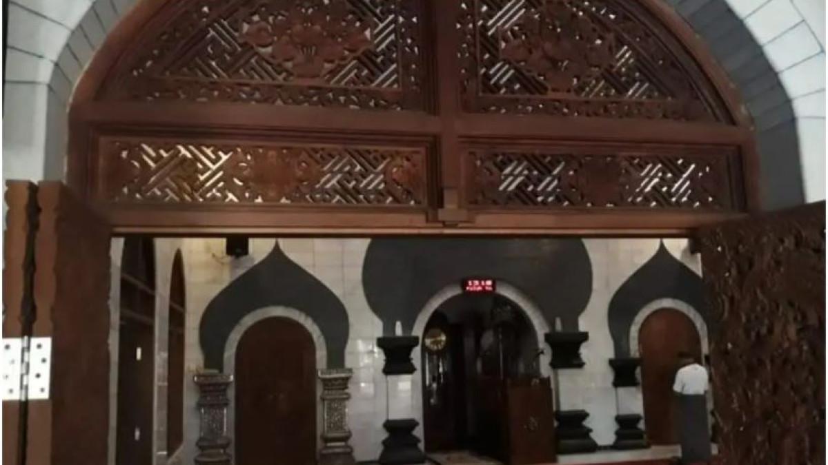 MASJID DI BALI - Masjid Al Hikmah di Denpasar, Bali, arsitekturnya penuh ornamen khas pulau Bali