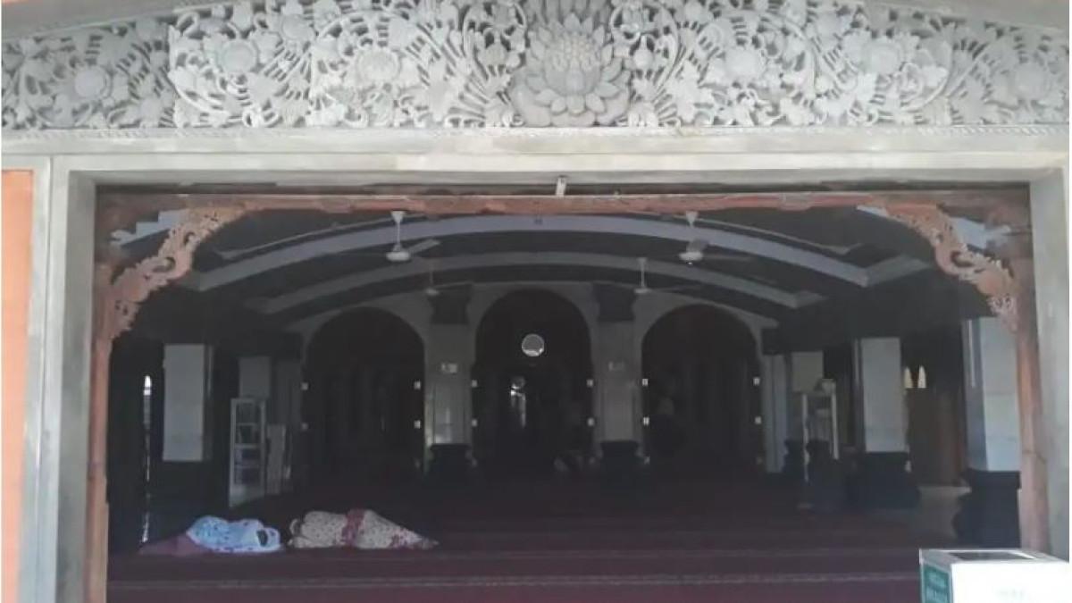 MASJID DI BALI - Masjid Al Hikmah di Denpasar, Bali, arsitekturnya penuh ornamen khas pulau Bali