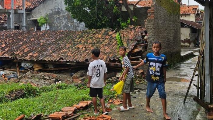 RUMAH AMBRUK - Beberapa anak melihat kondisi rumah yang ambruk seusai diterjang angin kencang disertai hujan deras di Desa Cipelem, Kecamatan Bulakamba, Kabupaten Brebes, Senin (27/4/2026).
