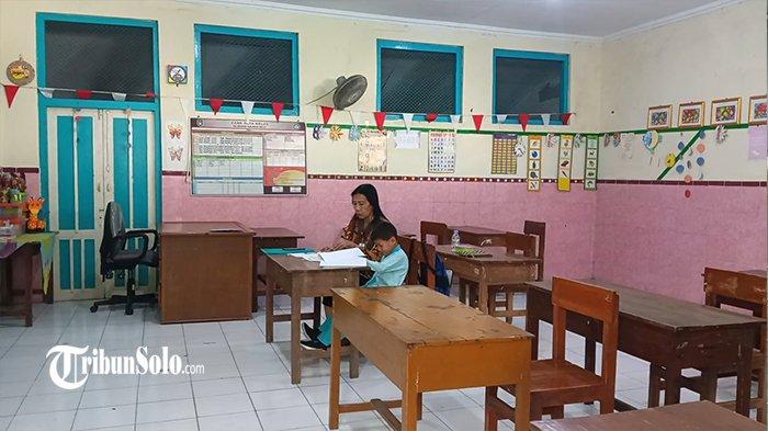 SATU-SATUNYA SISWA - Suasana pembelajaran di SDN Kauman 27 Solo untuk kelas I di SPMB tahun ajaran 2025/2026, Selasa (15/7/2025) pagi. Diketahui bahwa ini kali pertama SDN Kauman 27 hanya mendapatkan satu siswa dalam Sistem Pendaftaran Murid Baru (SPMB). 