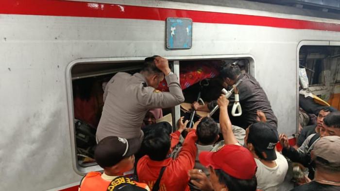 KECELAKAAN KERETA - Kereta Api Argo Bromo Anggrek dan Kerta Listrik (KRL) Bekasi-Jakarta terlibat kecelakaan di Stasiun Bekasi Timur, Kota Bekasi, Senin (27/4/2026) malam.