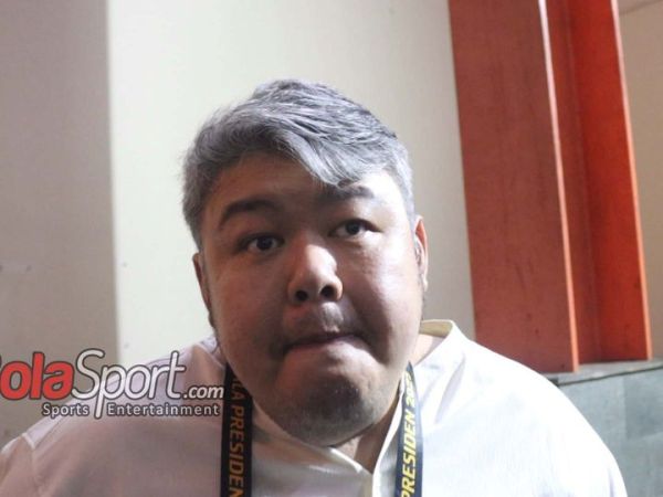 Presiden Dewa United, Ardian Satya Negara, sedang memberikan keterangan kepada awak media