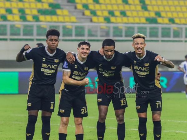 Suasana pertandingan antara Dewa United vs Persib Bandung dalam laga pekan ke-28 Super League 2025/2026, di Banten Internasional Stadium (BIS), Serang, Senin (20/4/2026).