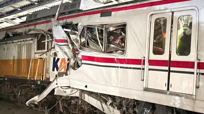KRL DITABRAK KERETA API JARAK JAUH: Warga merekam detik-detik KA Argo Bromo Anggrek menabrak KRL Commuter Line di Stasiun Bekasi, Senin (27/4/2026) sekira pukul 21.17 Wib.