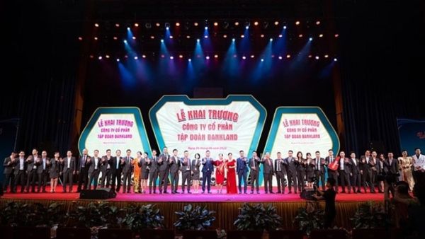 Buổi lễ khai trương rầm rộ để bắt đầu chuỗi lừa đảo. Ảnh: Bankland