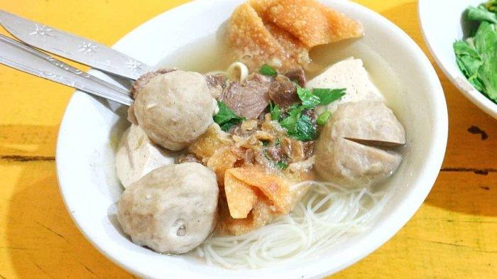 Bakso Remaja yang terkenal enak dan cocok untuk makan siang di Solo.