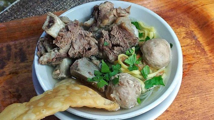 Bakso iga di Bakso Kadipolo, tempat makan populer di Solo untuk makan siang enak.
