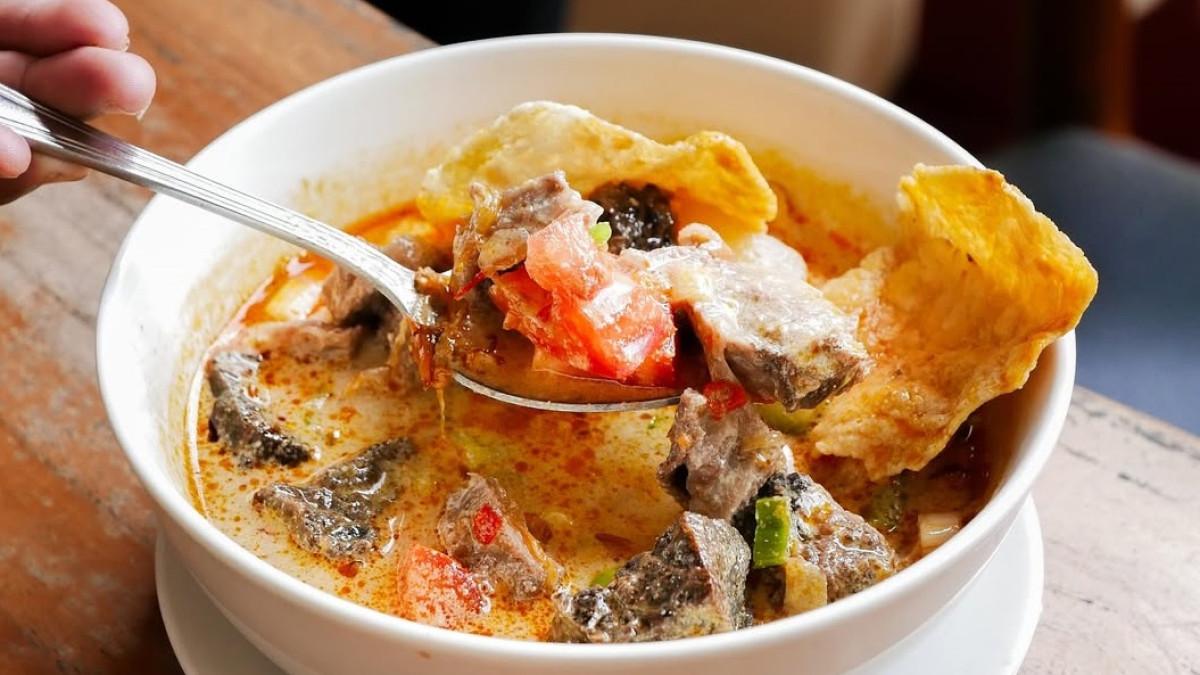Warung Saco Khas Betawi, satu tempat makan siang dekat Ragunan Jakarta Selatan yang bisa kamu coba.