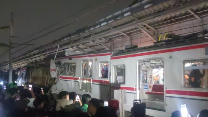 KRL DITABRAK ARGO - Situasi di Stasiun Bekasi Timur dipadati warga yang ingin menyaksikan langsung proses evakuasi yang tengah berlangsung, Senin (27/4/2026). Proses evakuasi korban masih berlangsung. (Tribunnews.com/Reynas Abdila)