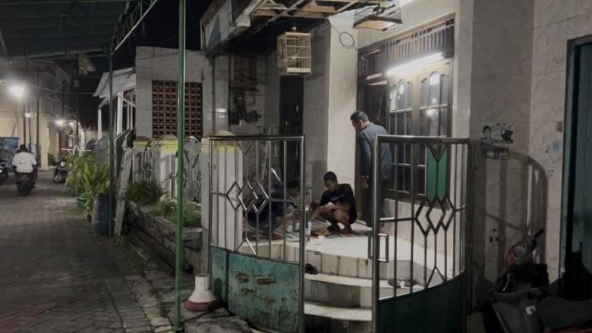 MASIH SYOK - Suasana rumah duka keluarga Muhammad Zul Husni, korban tewas dalam kasus penusukan oleh adik kandungnya, di Kampung Bedas Utara, Kelurahan Dadapsari, Kecamatan Semarang Utara, Kota Semarang, Minggu (26/4/2026) malam.