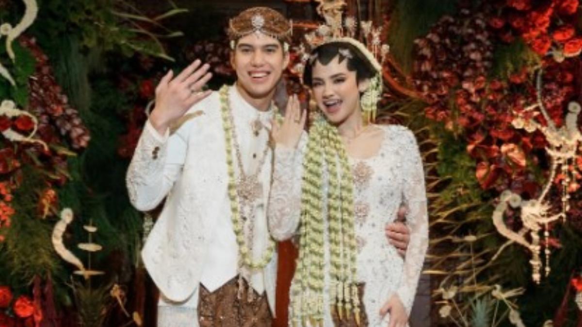 Ketidakhadiran ayah kandung Syifa Hadju di pernikahan putrinya, kini masih menjadi bahan perbincangan hangat.