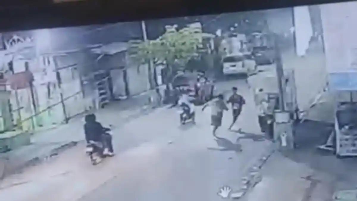 REKAMAN CCTV - Tangkapan layar video rekaman CCTV peristiwa penusukan adik kepada kakaknya yang terjadi di Jalan Kakap, Kelurahan Kuningan, Kecamatan Semarang Utara, Kota Semarang, Sabtu (25/4/2026) dini hari.