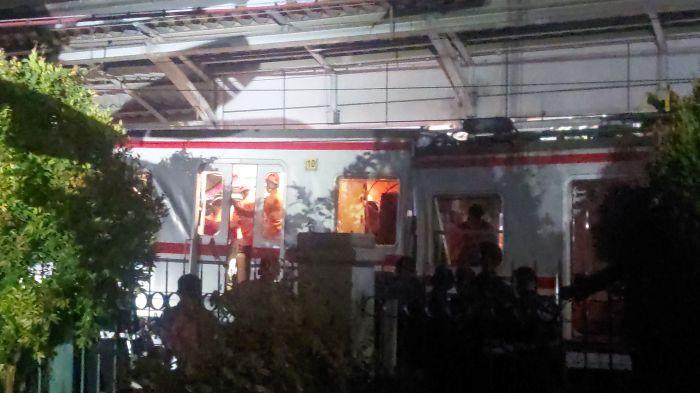 KRL VS ARGO BROMO - Tujuh penumpang masih terjebak di dalam gerbong KRL khusus wanita usai tabrakan dengan KA Argo Bromo Anggrek di Stasiun Bekasi Timur, Kota Bekasi, Senin (27/4/2026) malam. Petugas masih berupaya memotong gerbong.