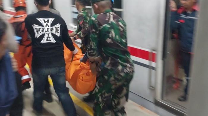 KRL TERTEMPER ARGO BROMO - Proses evakuasi korban KRL tertemper KA Argo Bromo Anggrek di Stasiun Bekasi Timur, Kota Bekasi, masih berlangsung hingga Selasa (28/4/2026) dini hari. Petugas gabungan mengevakuasi kantong jenazah dari dalam KRL.