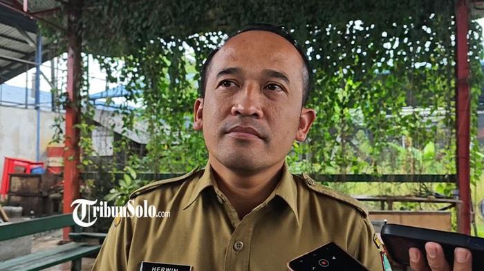 PUTRI CEMPO - Kepala Dinas Lingkungan Hidup Kota Solo, Herwin Tri Nugroho saat ditemui belum lama ini. TPA Putri Cempo tidak akan ditutup meski Pemerintah Kota (Pemkot) Solo menghentikan praktik open dumping.