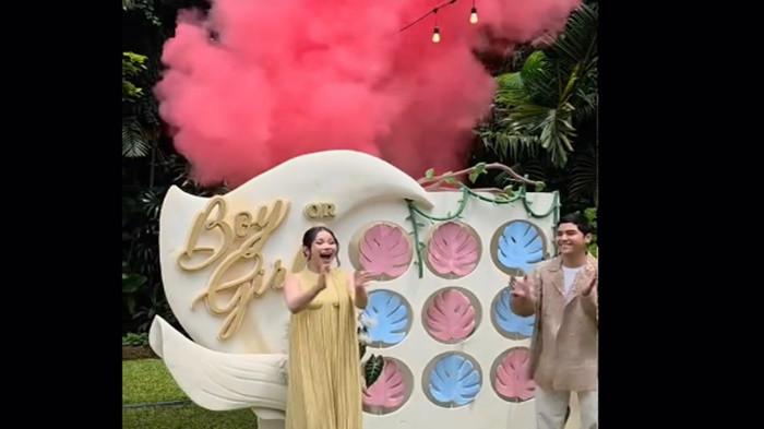 GENDER REVEAL - Al Ghazali dan Alyssa Daguise baru mengumumkan jenis kelamin calon buah hati pertama mereka saat menggelar acara gender reveal hari ini, Minggu (21/12/2025).