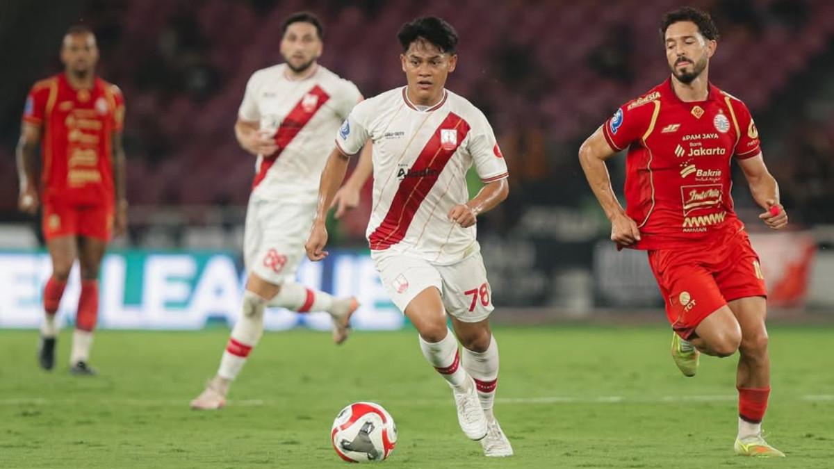 CUPLIKAN LAGA - Potret pemain Persis Solo, Zanadin Fariz berduel dengan  pemain Persija Jakarta.