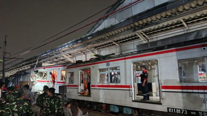 Proses evakuasi korban kecelakaan kereta Commuter Line di Stasiun Bekasi Timur masih terus berlangsung hingga Selasa (28/4/2026) dini hari. (Kompas.com/Nurpini Aulia Rapika)